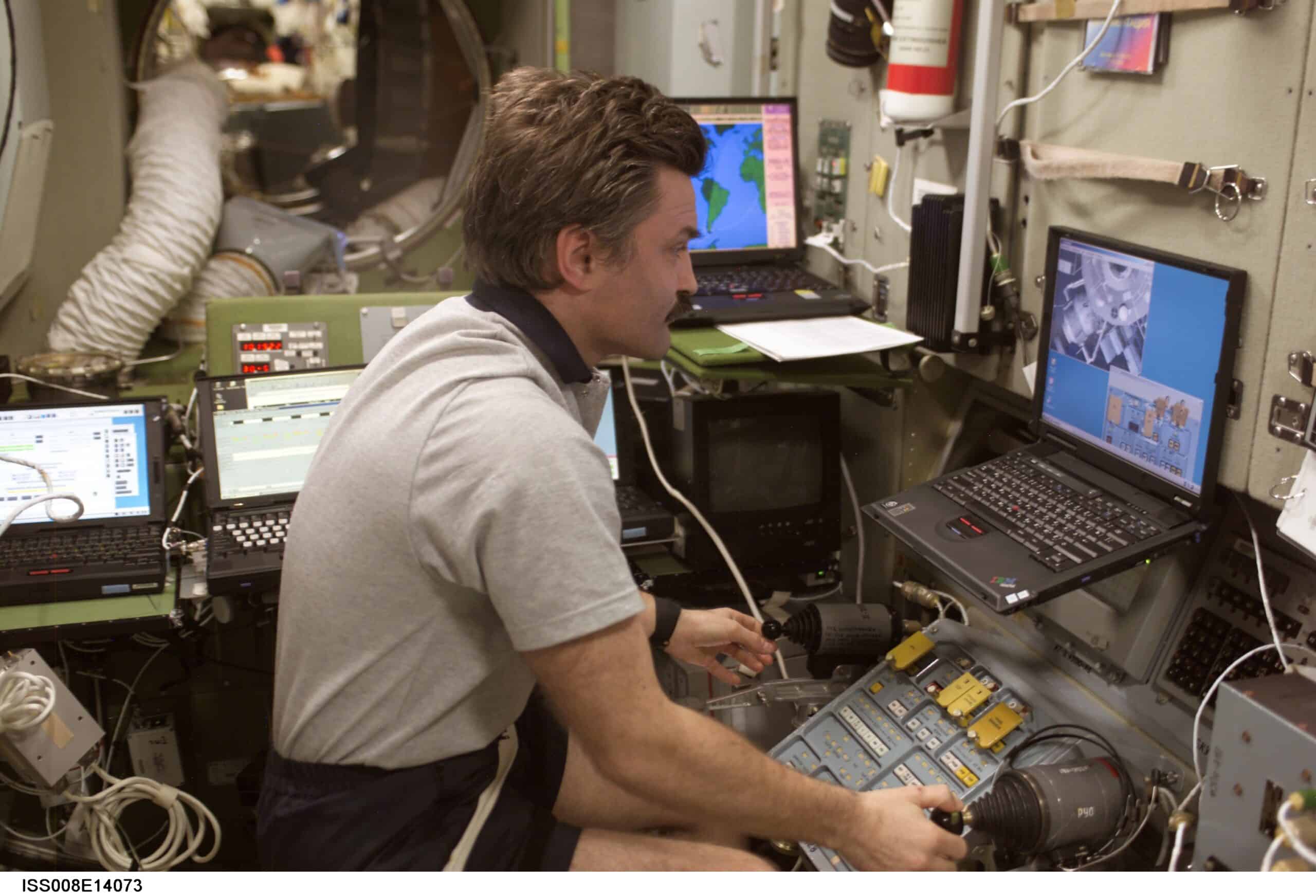 111641main_resupply_image_011hires.jpg